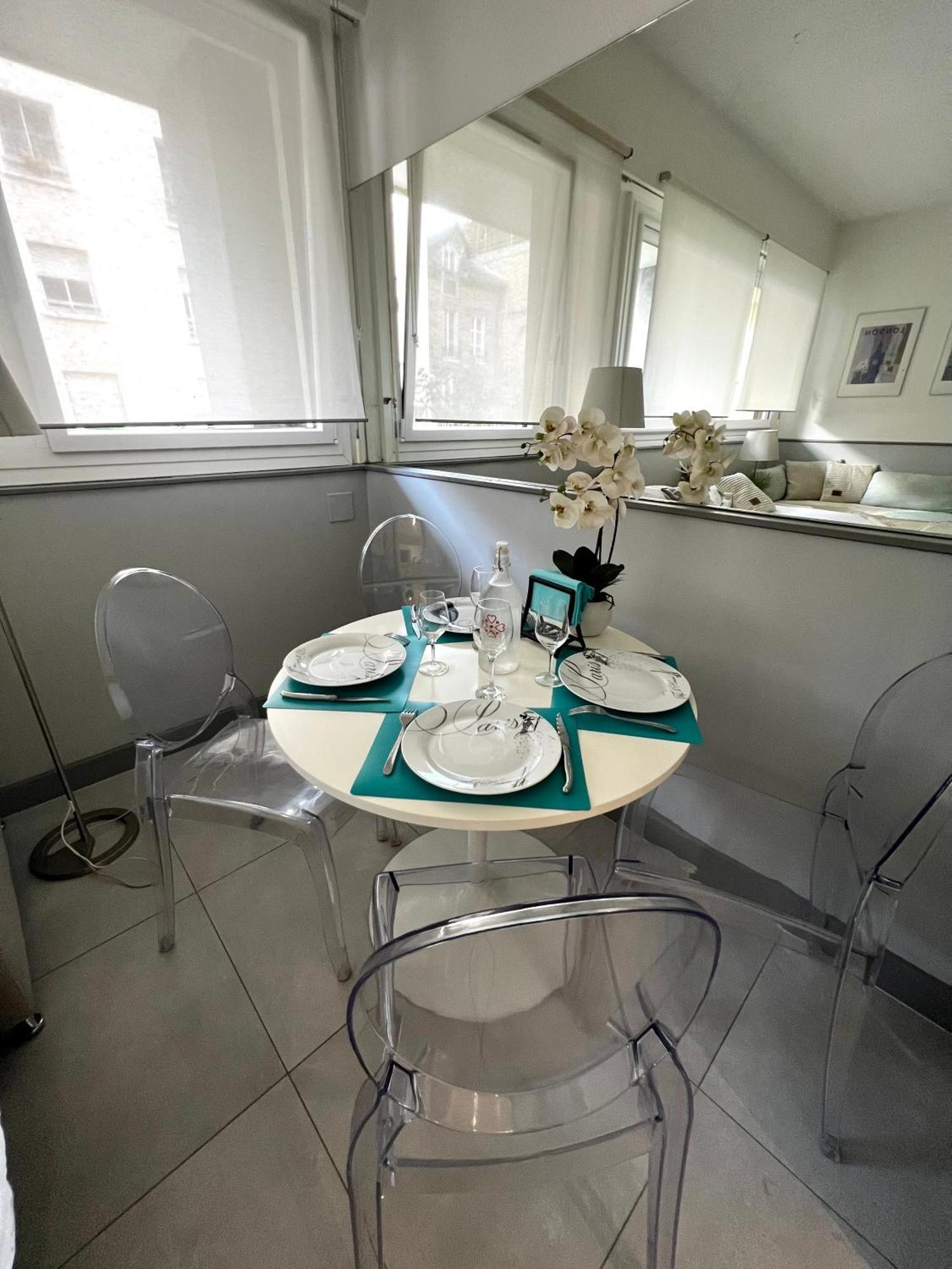 Apartment Lovely And Spacious Paris