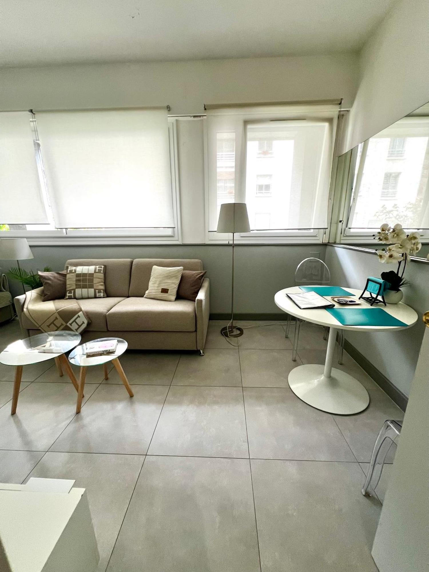 Apartment Lovely And Spacious *